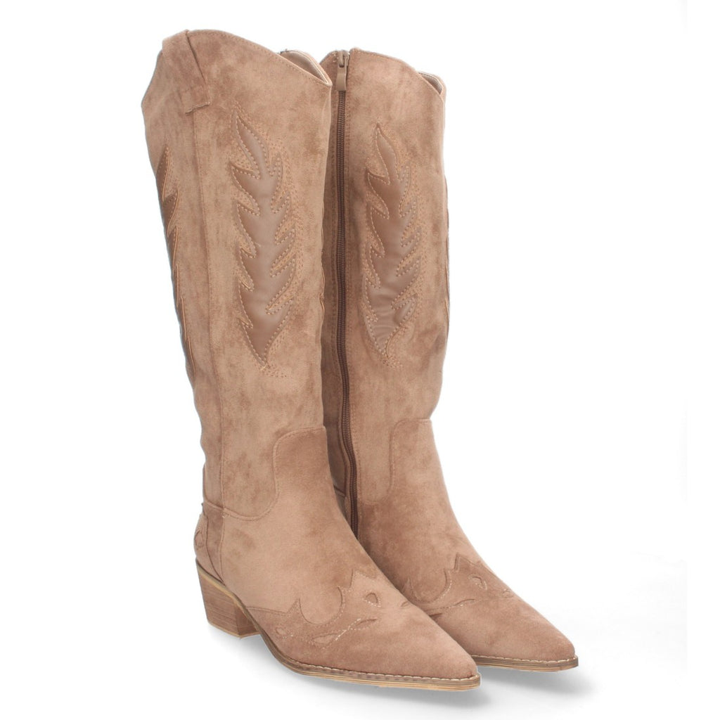 Elegante braune Stiefel mit Absatz