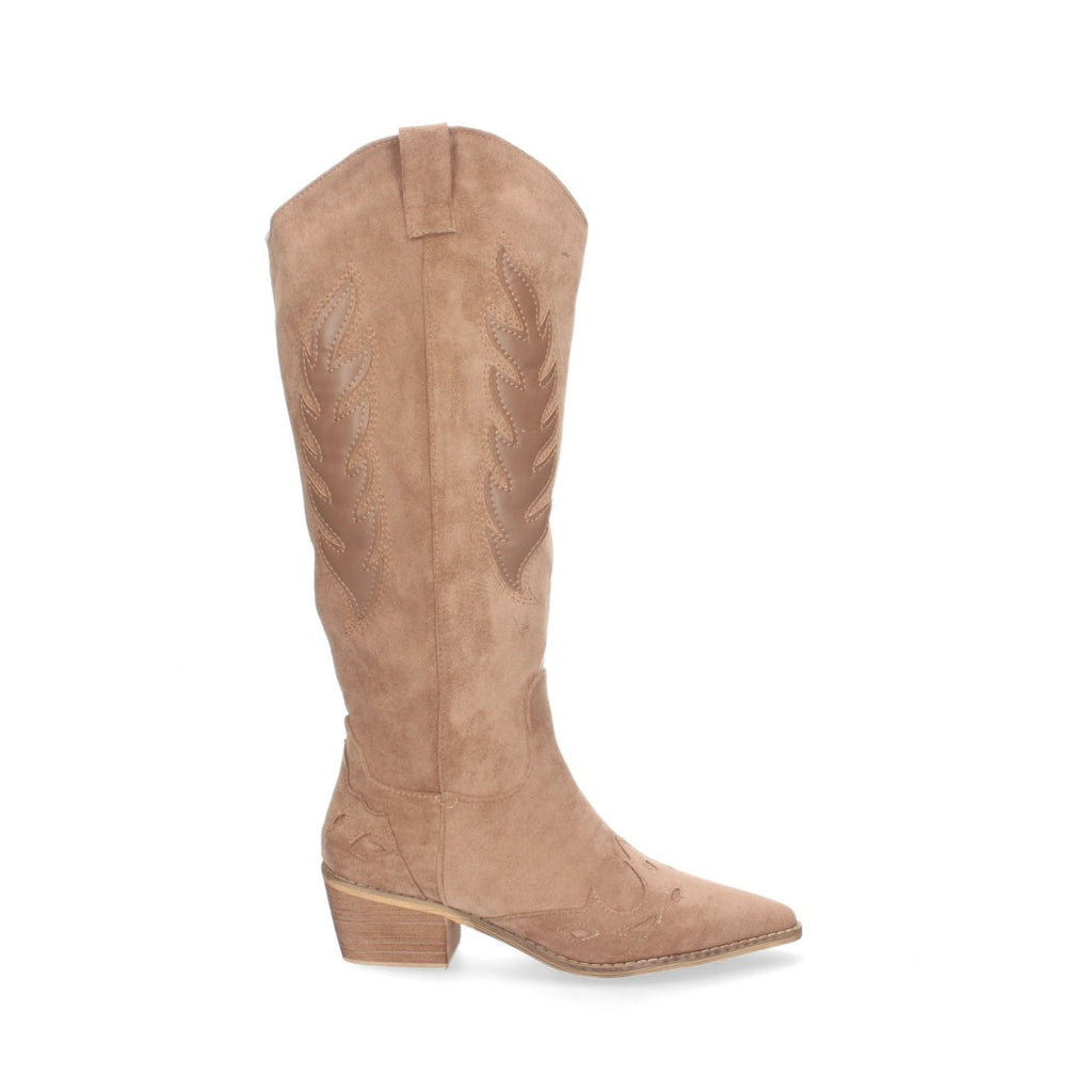 Elegante braune Stiefel mit Absatz