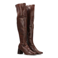 Elegante hohe braune Stiefel mit Absatz