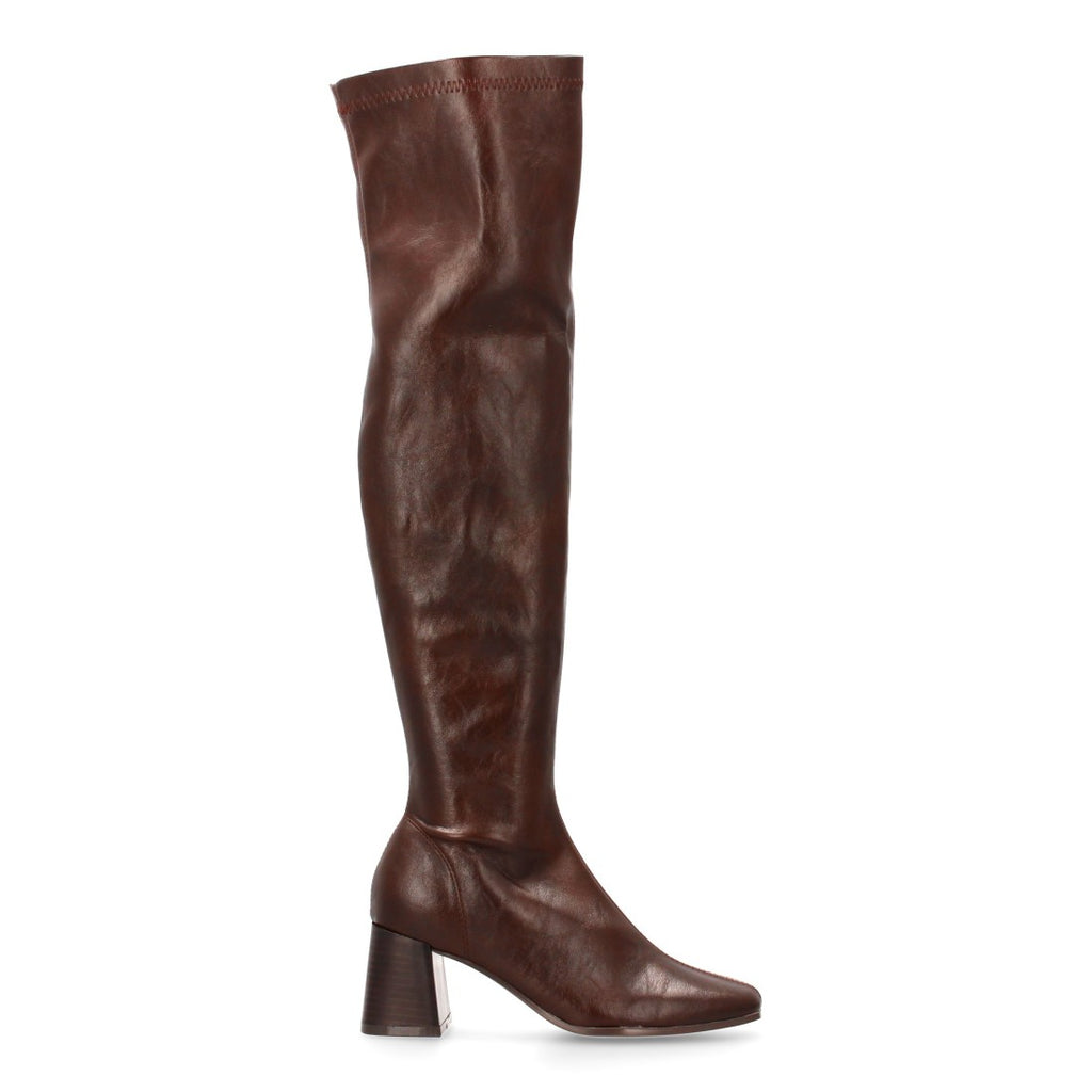Elegante hohe braune Stiefel mit Absatz