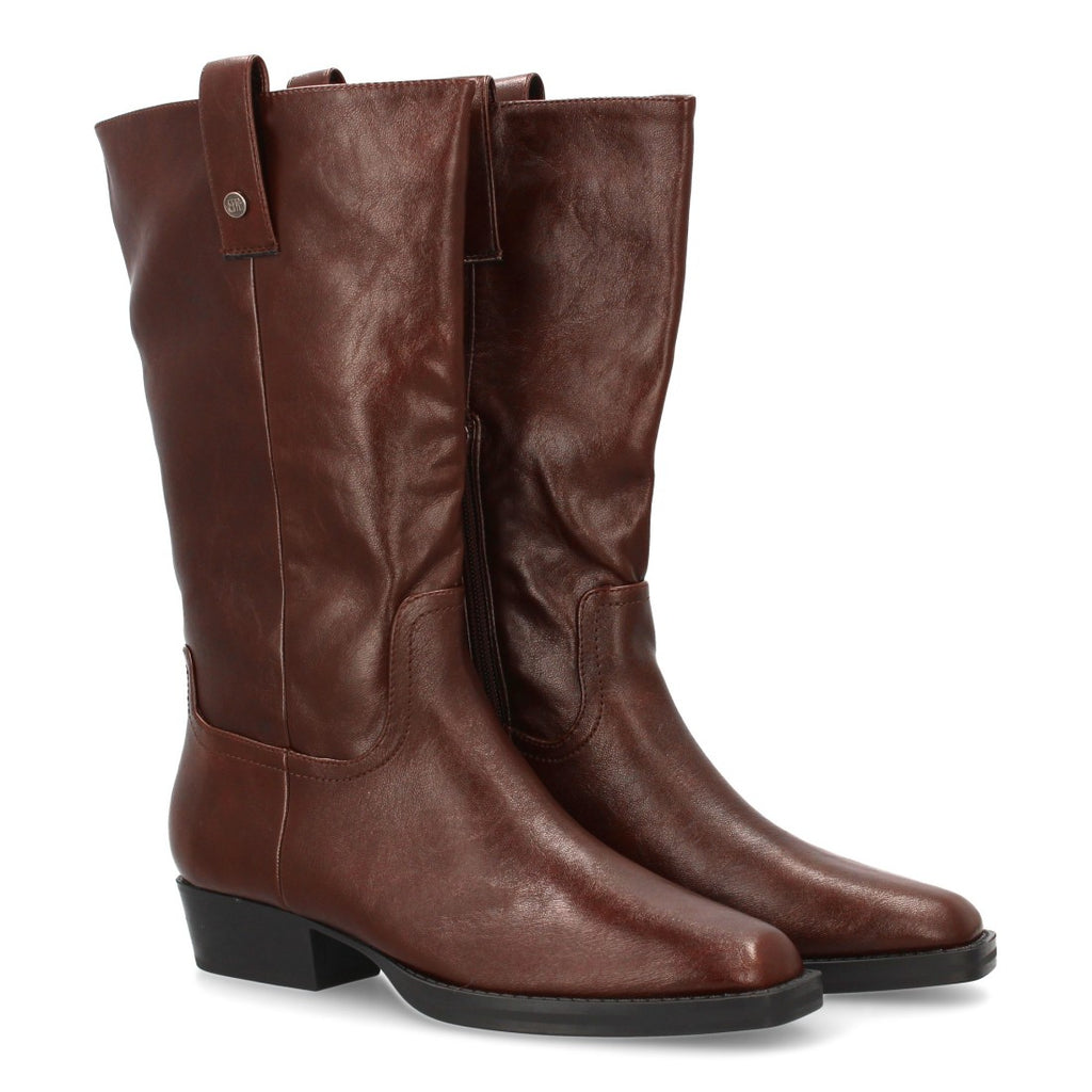Elegante braune hohe Stiefel mit Absatz