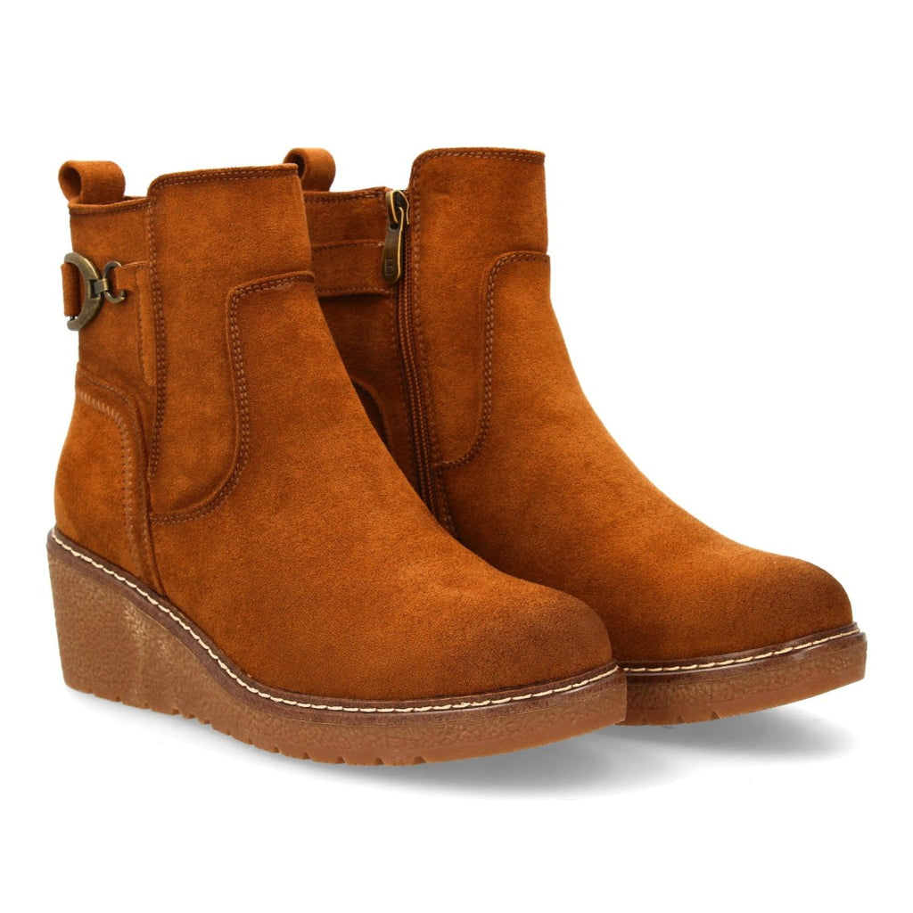 Botines Cuña Camel con Adorno Metálico Lateral y Cremallera