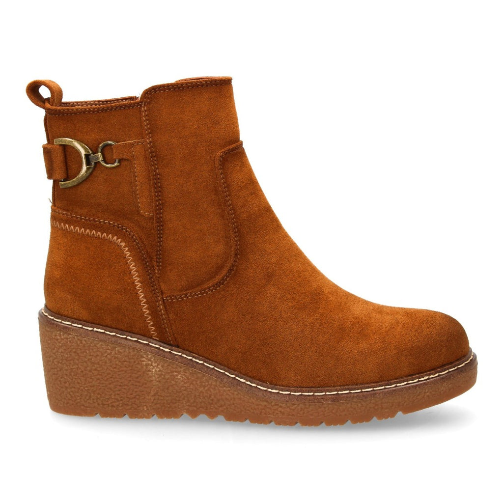 Botines Cuña Camel con Adorno Metálico Lateral y Cremallera