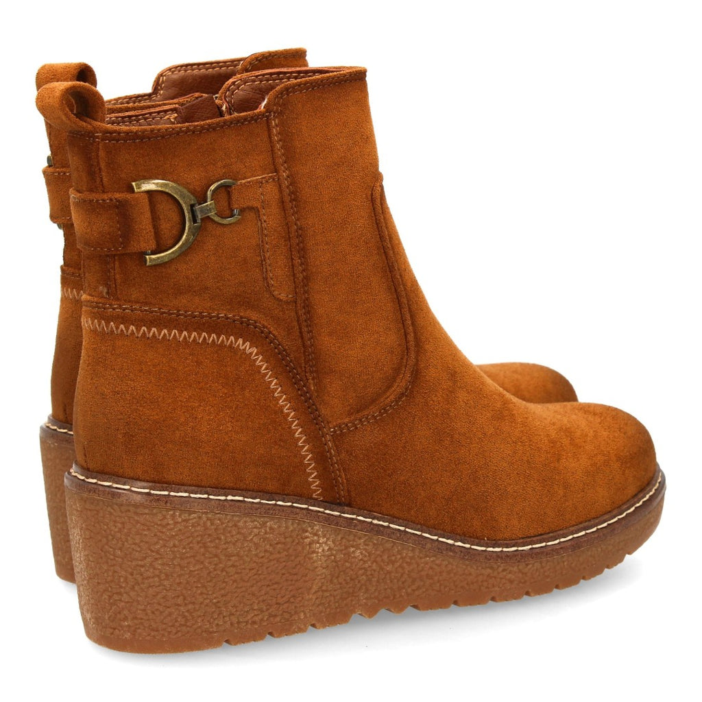 Botines Cuña Camel con Adorno Metálico Lateral y Cremallera