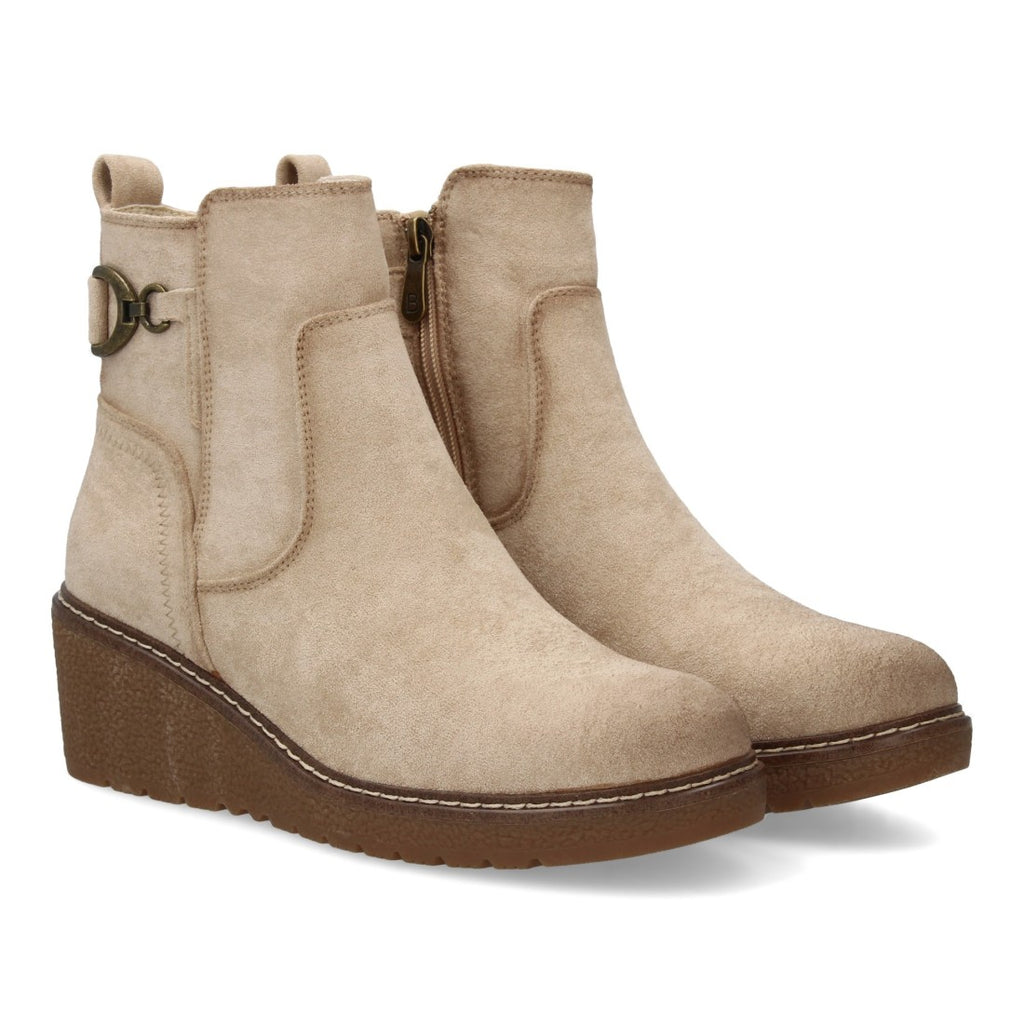 Botines Cuña Beige con Adorno Metálico Lateral y Cremallera