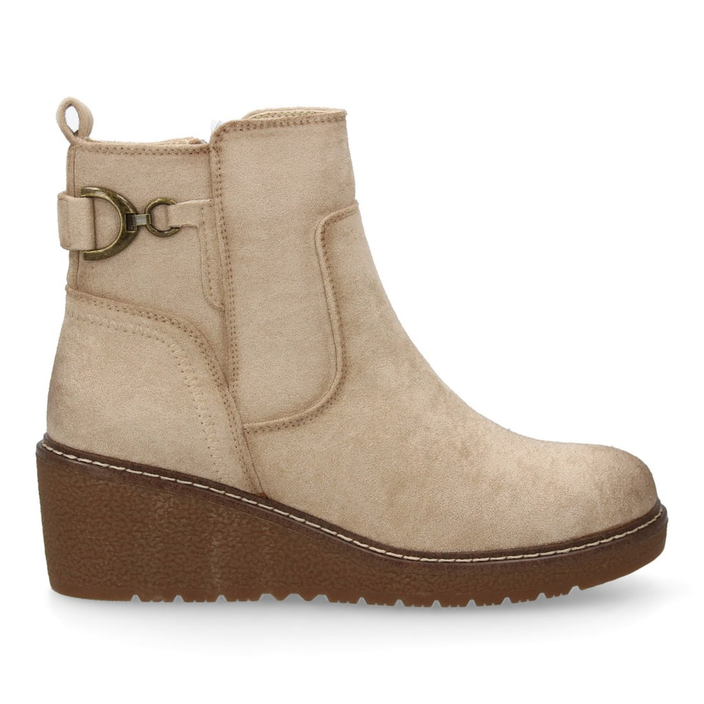 Botines Cuña Beige con Adorno Metálico Lateral y Cremallera
