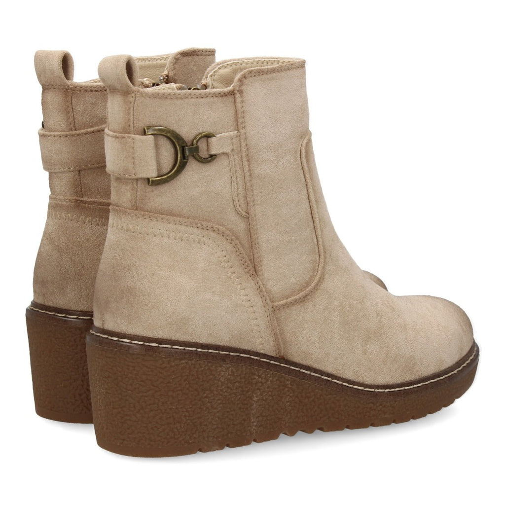Botines Cuña Beige con Adorno Metálico Lateral y Cremallera