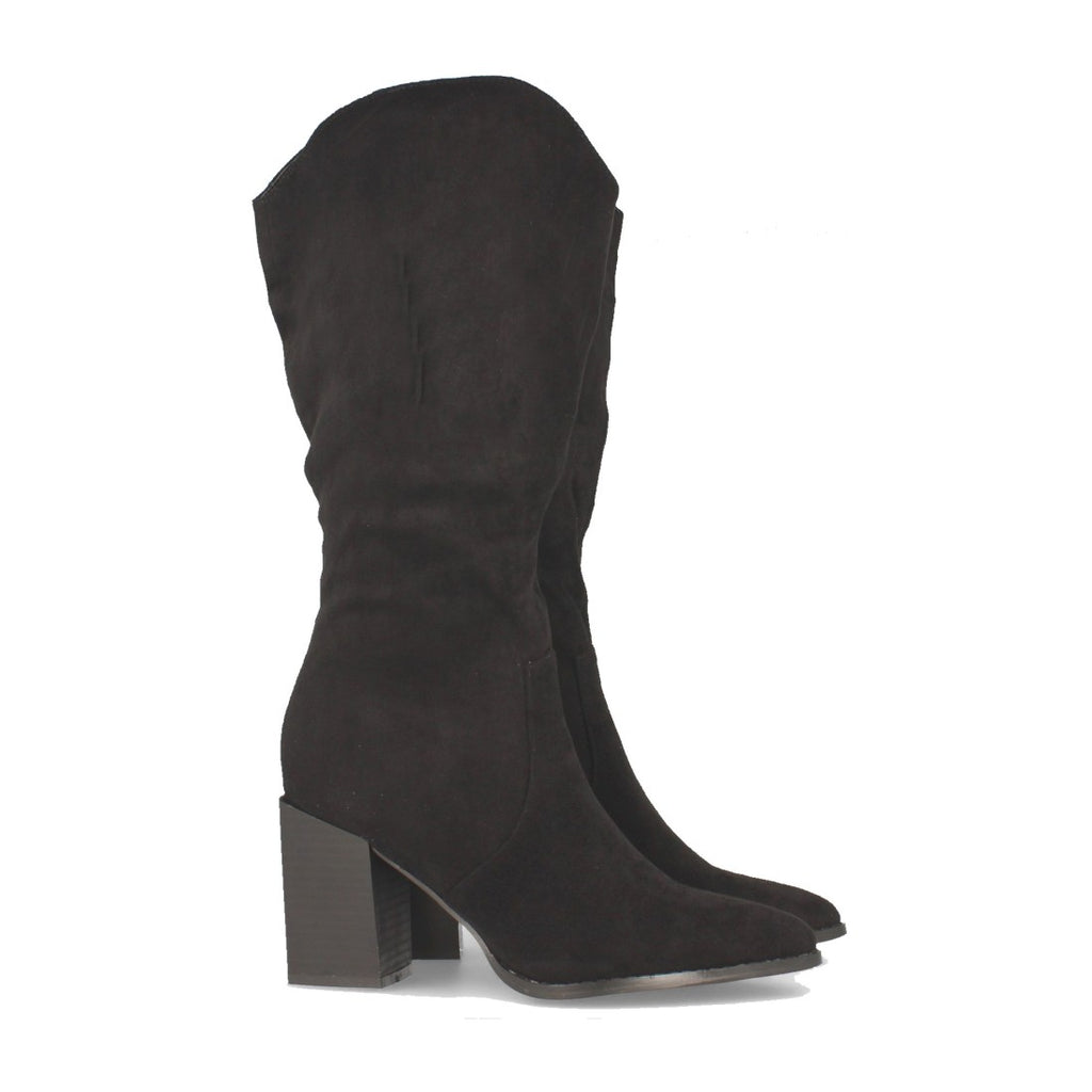 Schwarze Stiefel, hoher eckiger Absatz, spitze Zehenpartie