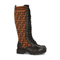 Flache camel-farbene Stiefel mit Ethno-Gravuren
