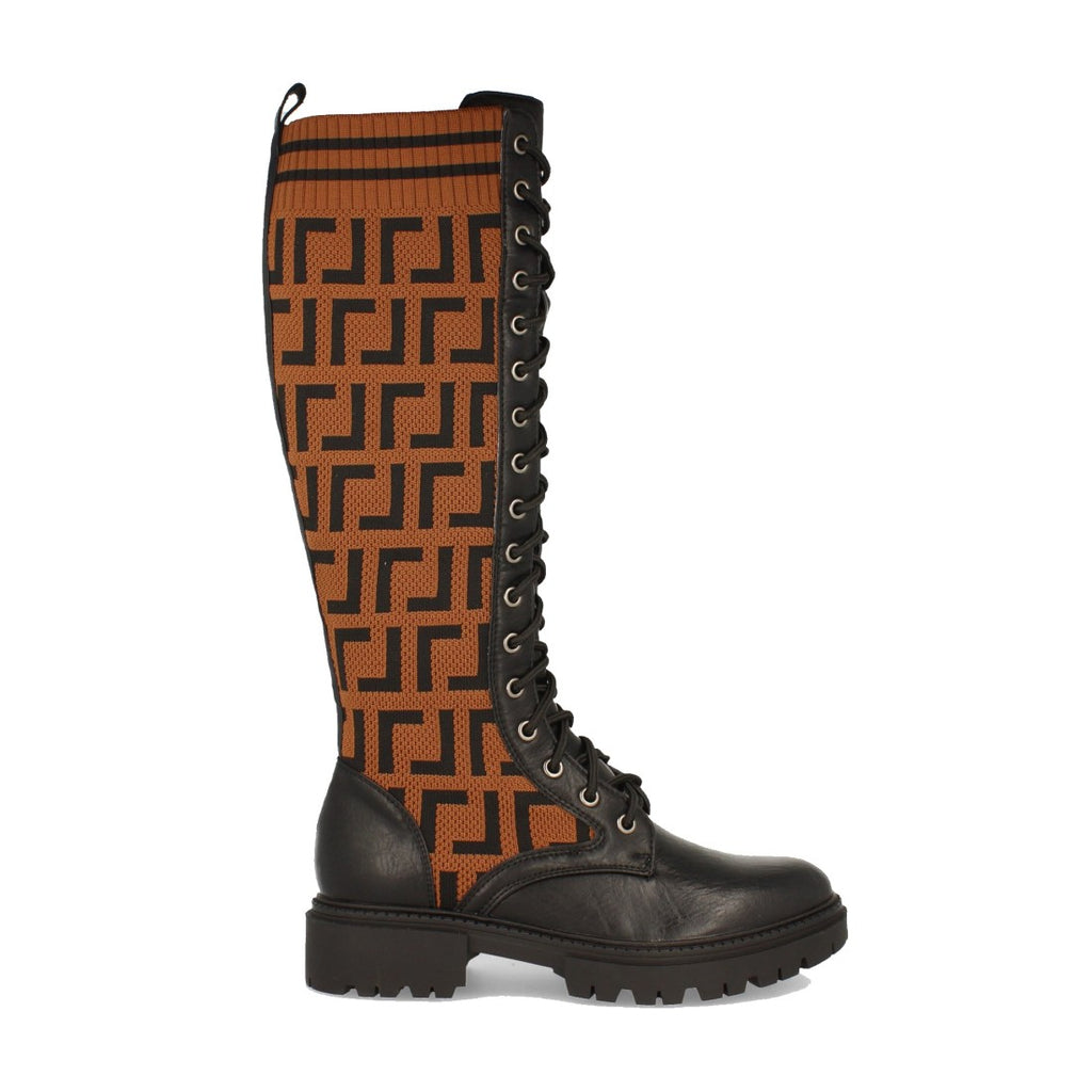 Flache camel-farbene Stiefel mit Ethno-Gravuren