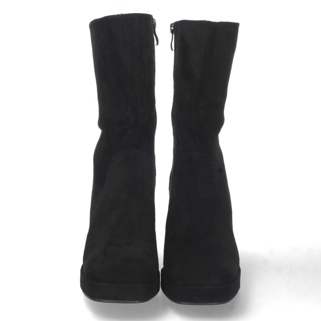 Elegante schwarze Stiefel mit Absatz
