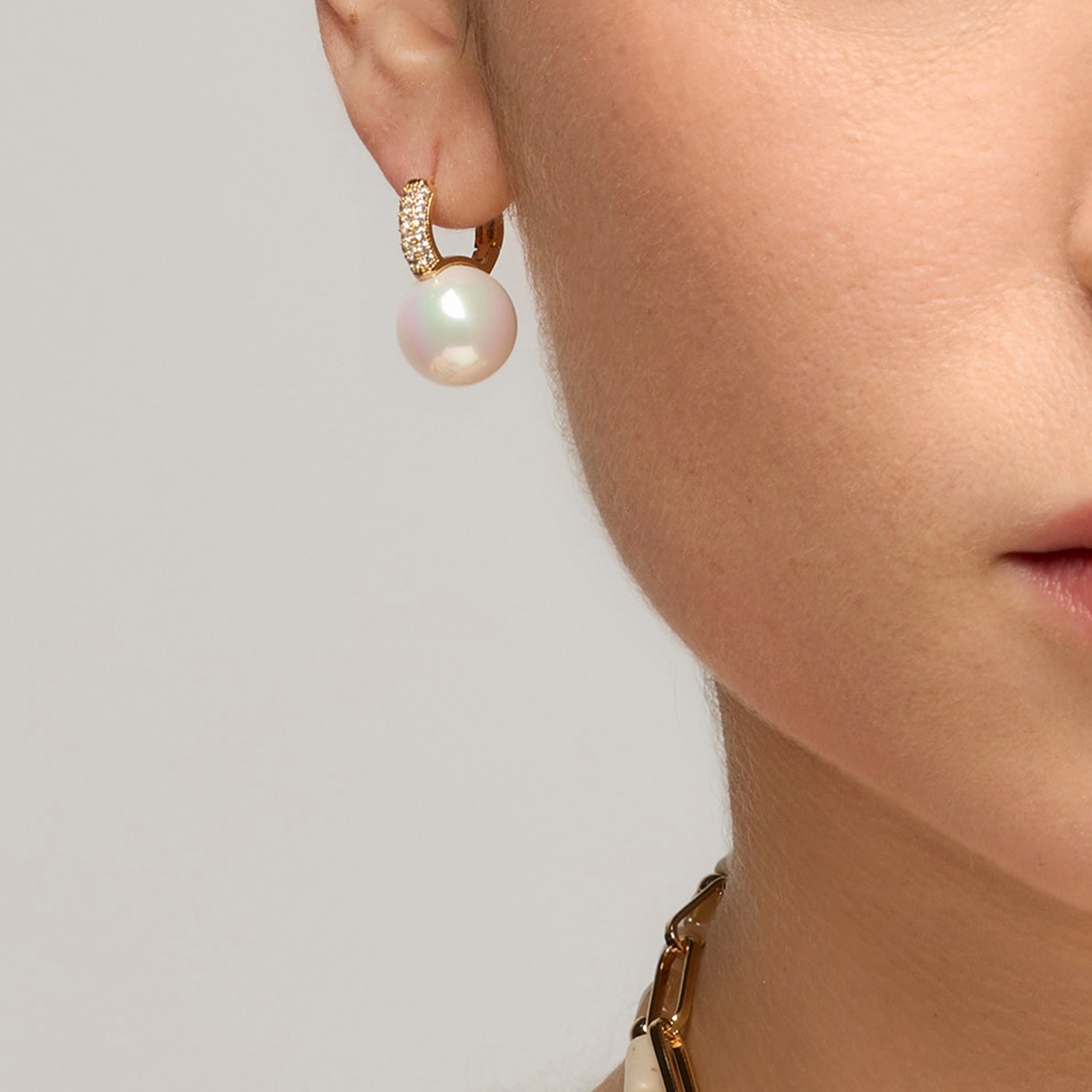 Pendientes acabado oro amarillo de 18k y Perla Blanca - Maeki