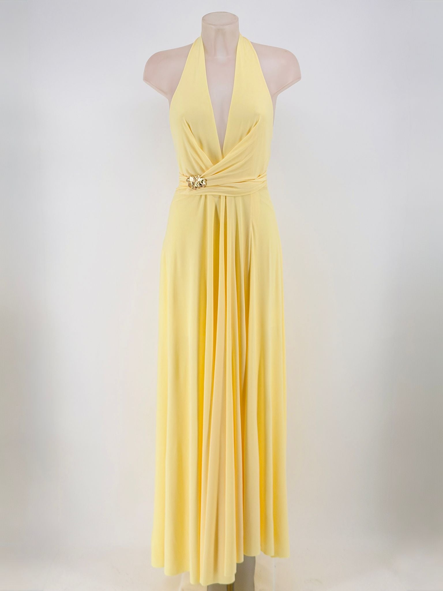 Vestido Amarillo Pastel Halter - Vestido de Fiesta Elegante con Broche Joya