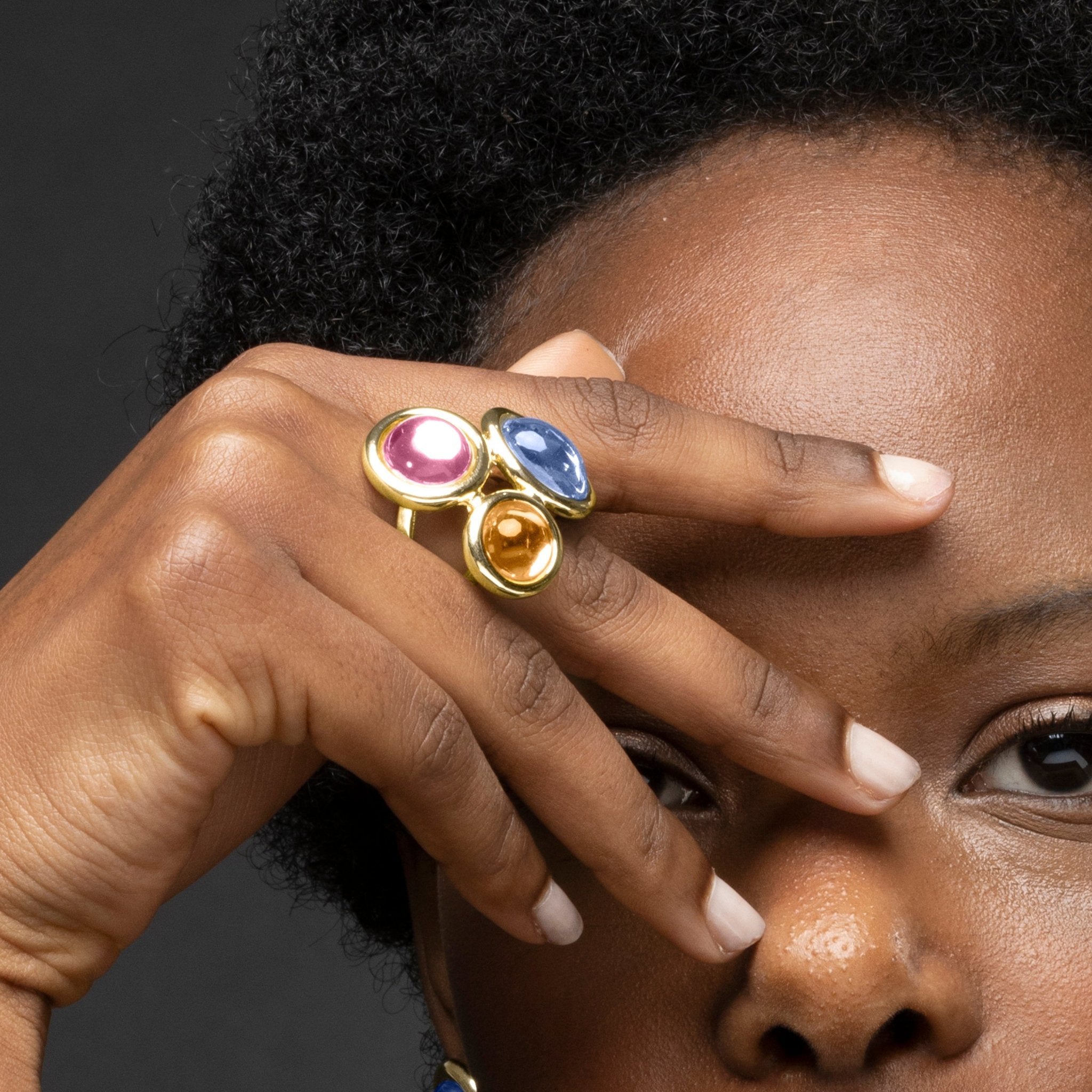 Anillo acabado en oro amarillo 18k