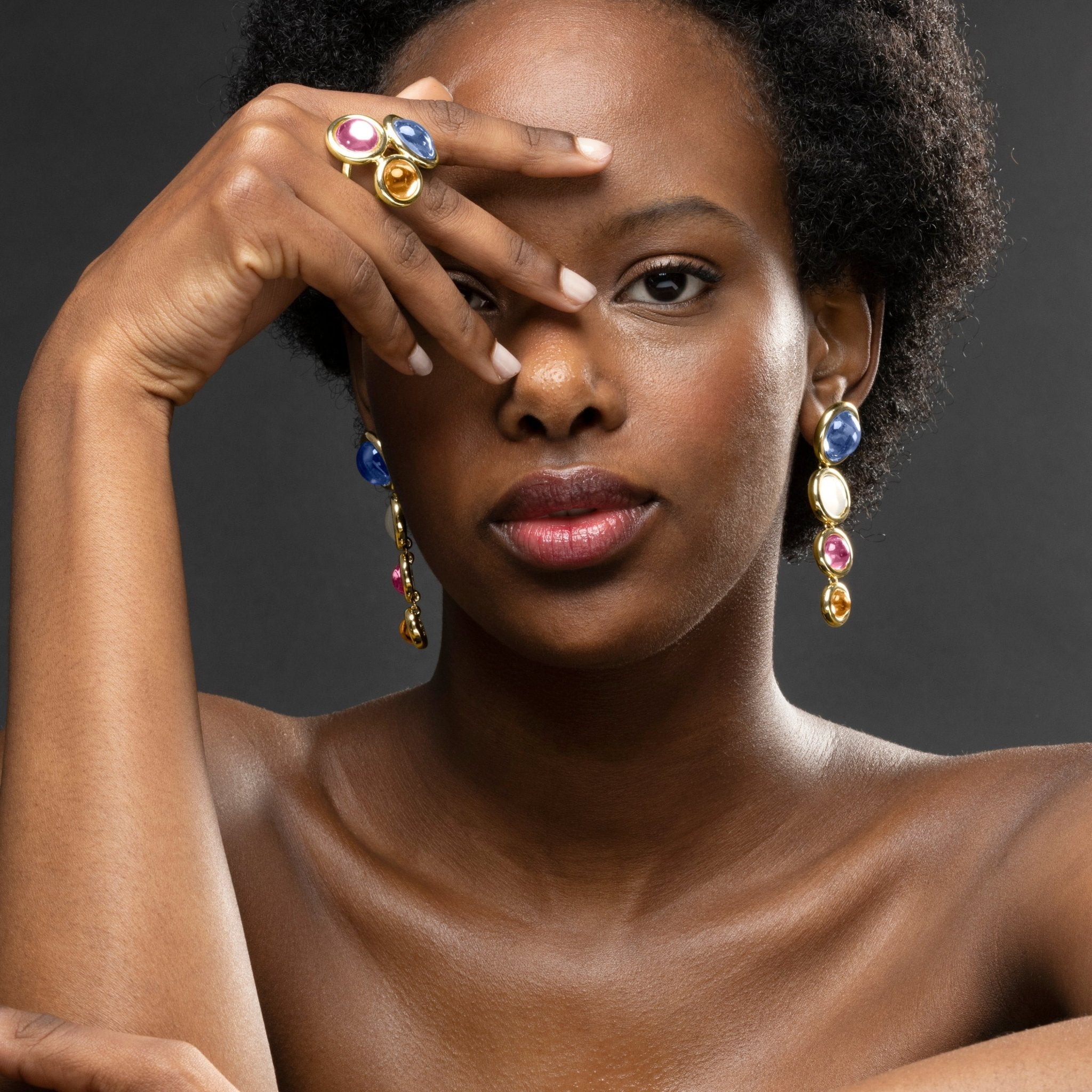 Anillo acabado en oro amarillo 18k