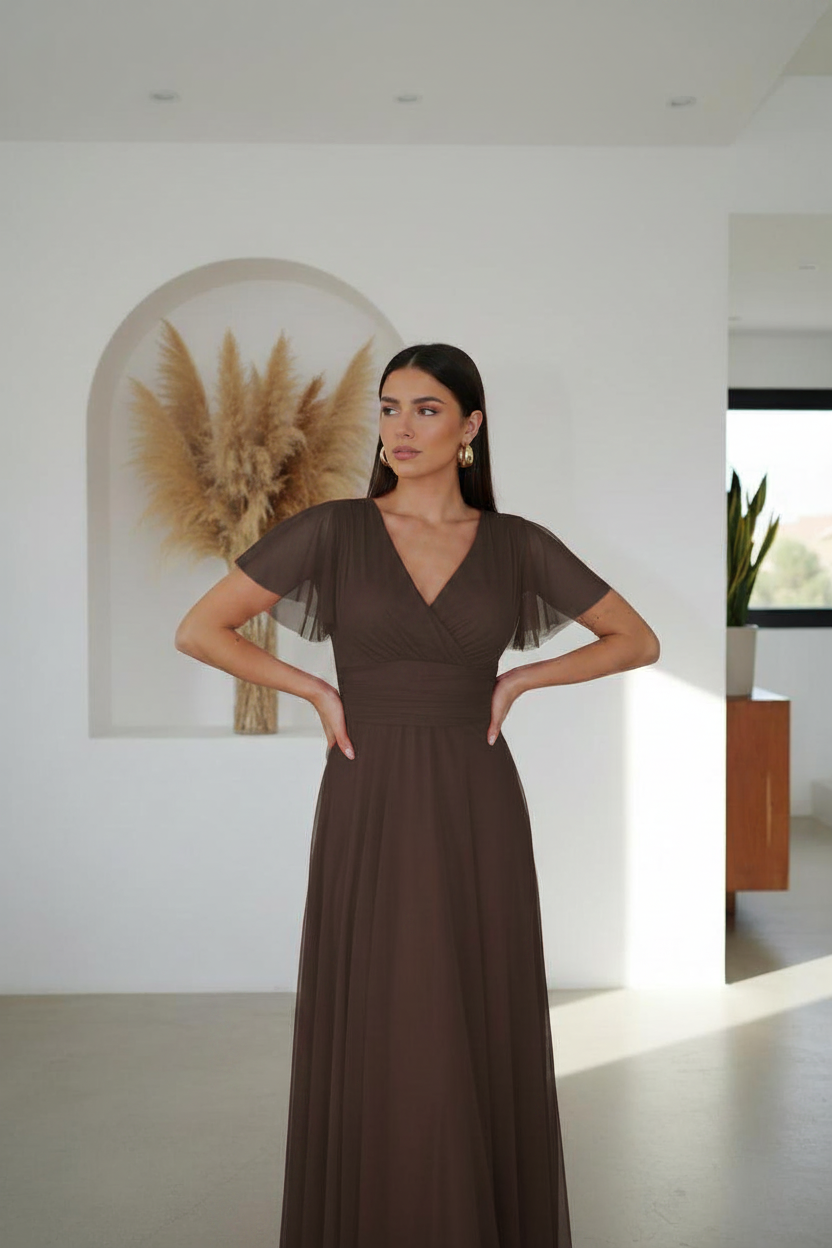 Vestido marrón chocolate - pose frontal pendientes