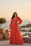 Vestido de gasa naranja curvy en rooftop mediterráneo